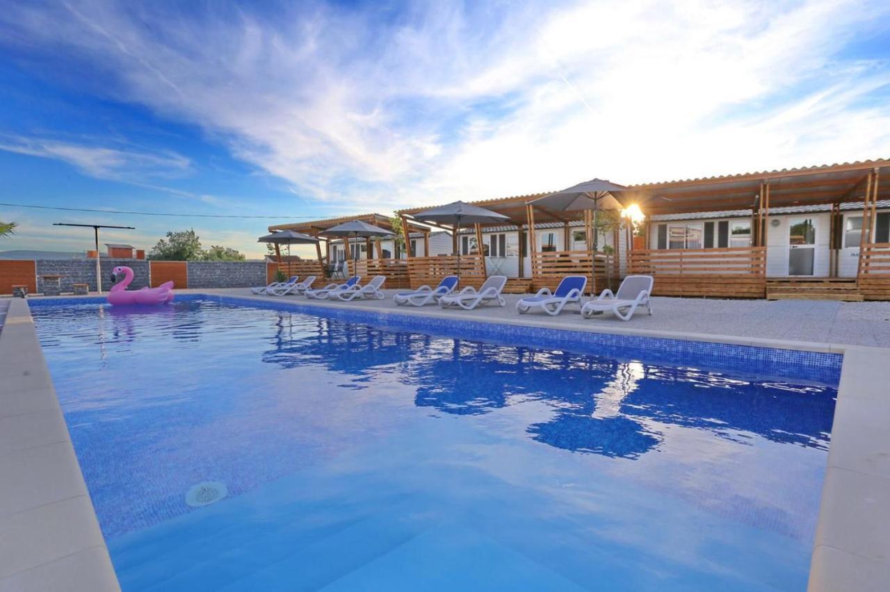 Poolside Mobile Home Turanj Eksteriør bilde