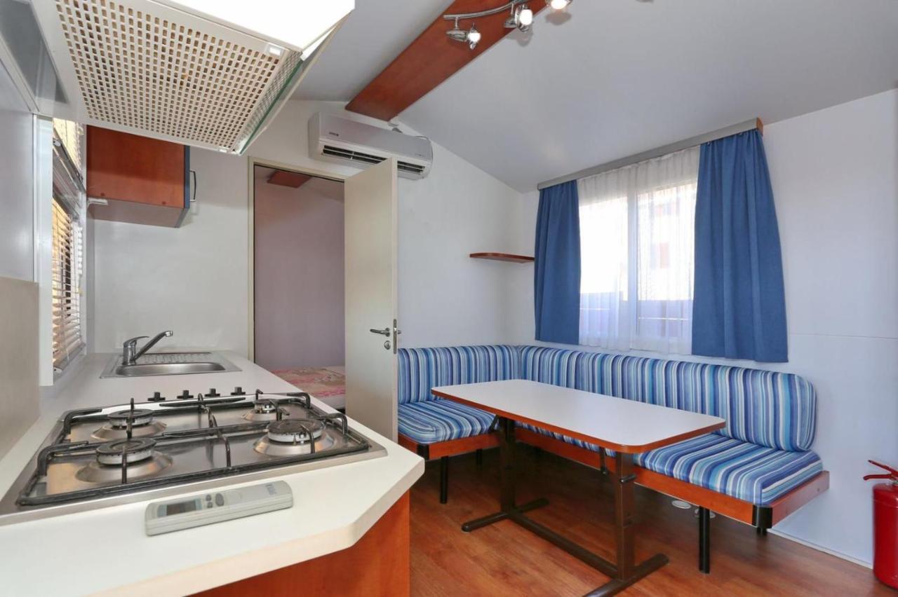 Poolside Mobile Home Turanj Eksteriør bilde